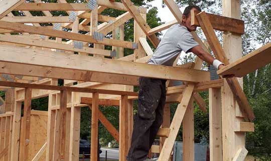 Mężczyzna buduje ramy domu